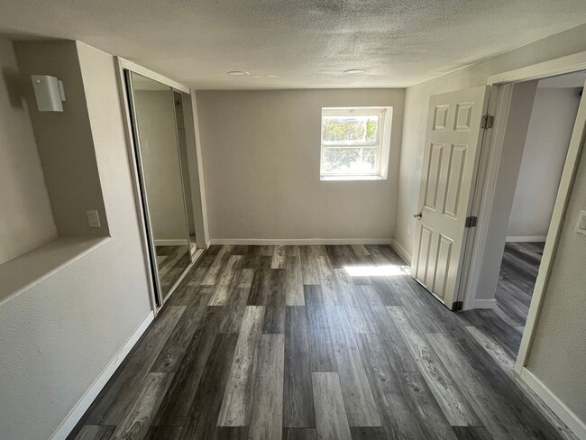 Building Photo - 2 bedrooms remodeled duplex with a spaciou...