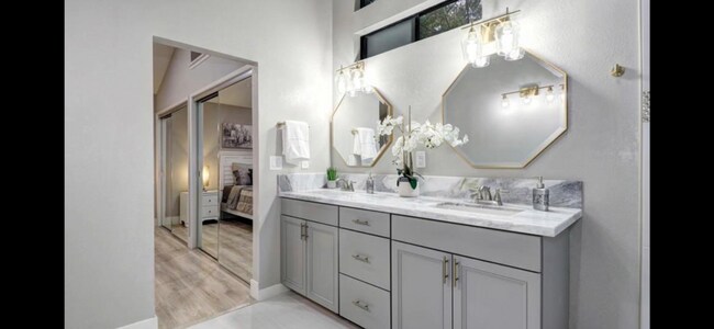 Building Photo - Spacious and beautiful 3 bedroom 2 bath ho...