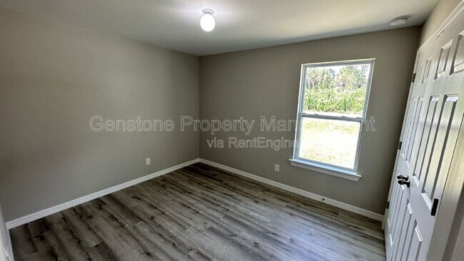 Building Photo - 327 Lester Ave S