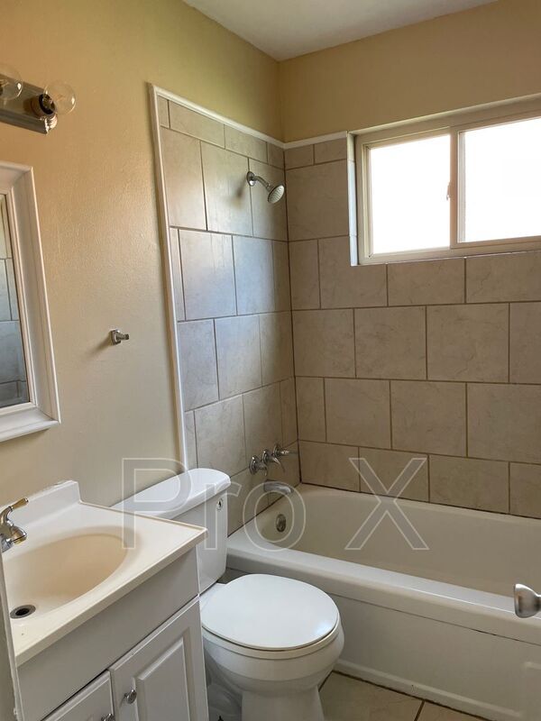 Building Photo - 1604 W Broadway St