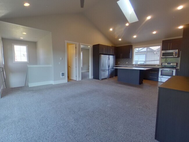 Building Photo - Greek Street Townhomes (335)