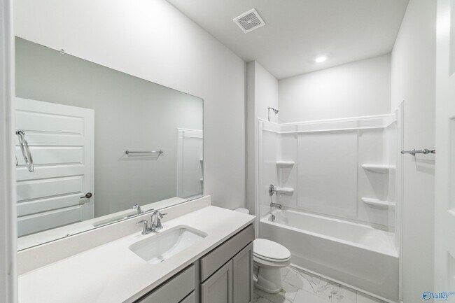 Building Photo - 14976 Greenleaf Dr