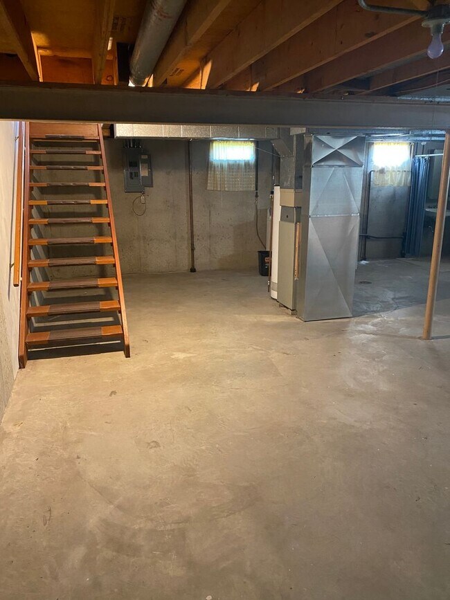 Building Photo - 2325-2327 Victoria Dr SW