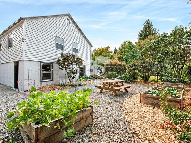 Building Photo - Light & Bright Modern Daylight Ranch Loaded with Updates! Walking Distance to Kennedy School!!!!