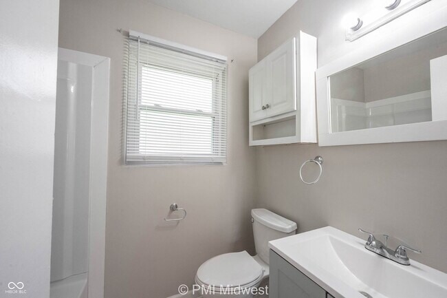 Building Photo - 5820 Grandview Dr