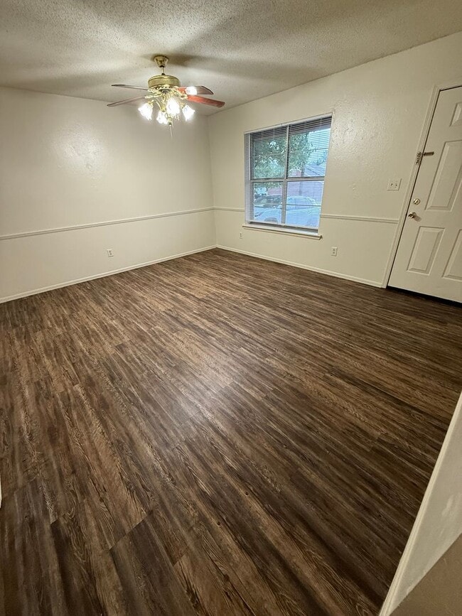 Building Photo - 3 Bed 1.5 Bath Total Electric, Fenced Back...