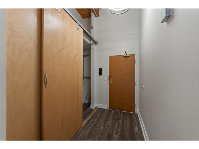 Building Photo - 400 N 1st St