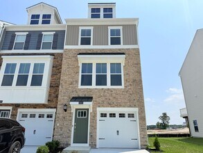 Building Photo - Brand-New End-Unit in Plantation Lakes