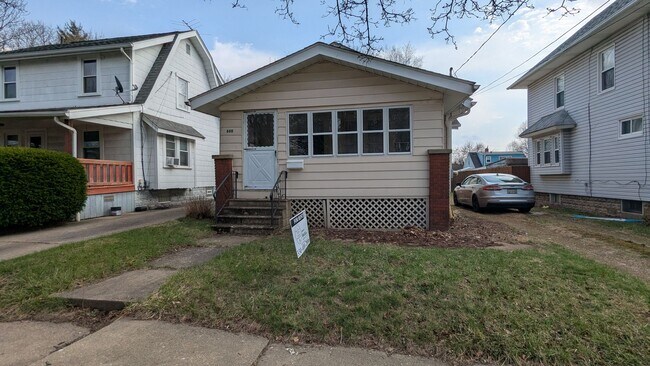 Building Photo - Charming 3 bedroom/1 bath home in the heart of Akron!