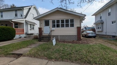 Building Photo - Charming 3 bedroom/1 bath home in the heart of Akron!