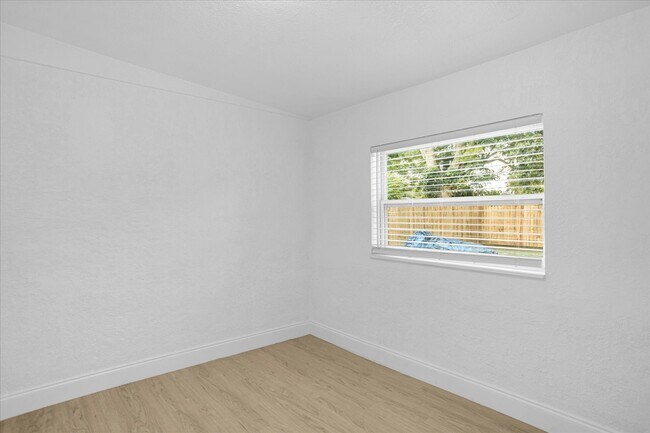 Building Photo - 812 W Miller St