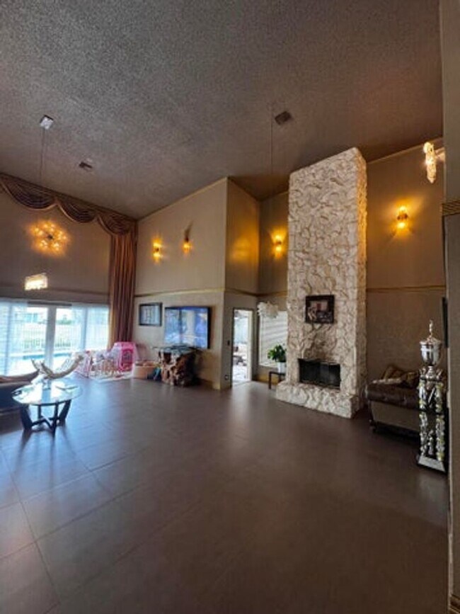 Building Photo - 10302 Buena Ventura Dr