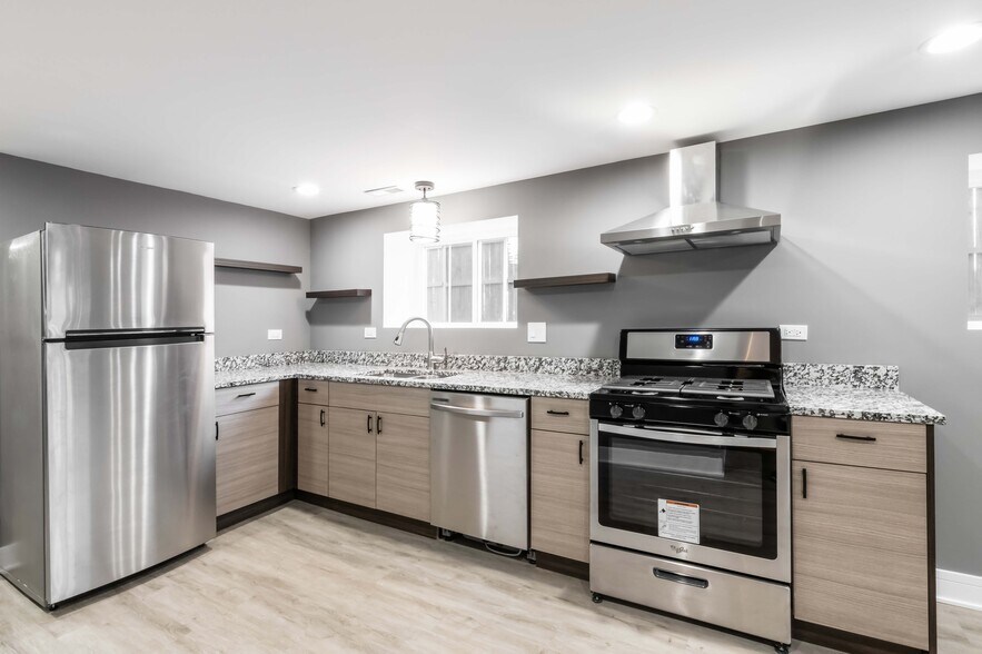 Kitchen - 634 N Hamlin Ave