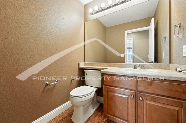 Building Photo - Stunning Home with Washer/Dryer and Centra...