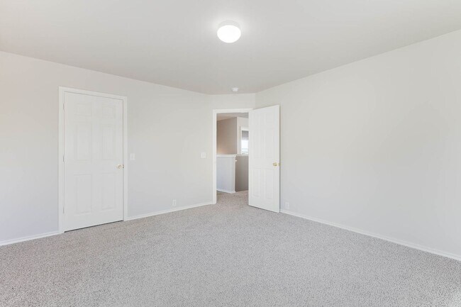 Building Photo - Rare 5 Bedroom Home Available for Immediate Move In w/downstairs Master Bedroom