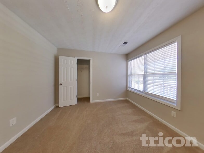 Building Photo - 20 Hillock Ct