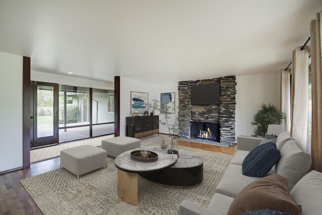 Building Photo - 4bd/2.5ba Clyde Hill Home