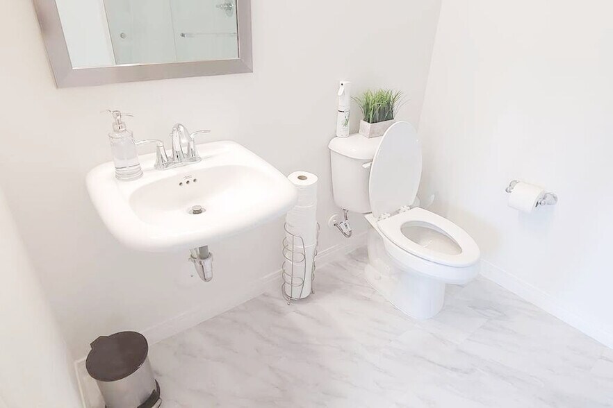Private En-Suite Bath - 811 N Dalton Ave