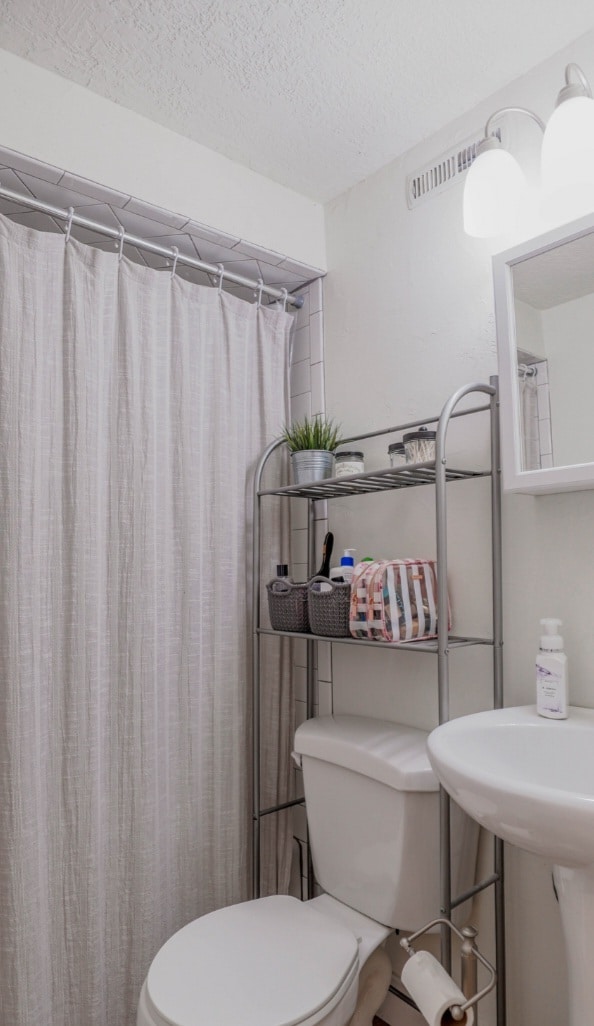 Bathroom - 256 E 800 N
