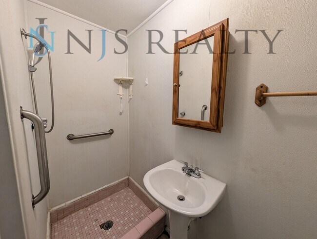 Building Photo - 3 bed,2 bath ~ With garage, workshop & shed!! NEW floors, NEW paint! Updated bathroom & kitchen w...