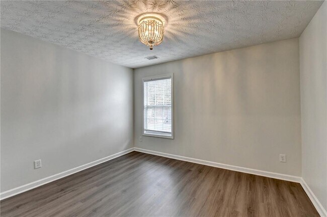 Building Photo - 6670 Island Pointe Dr