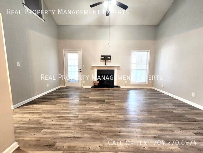 Building Photo - **MOVE IN SPECIAL!**Charming 3BR/2BA Townh...