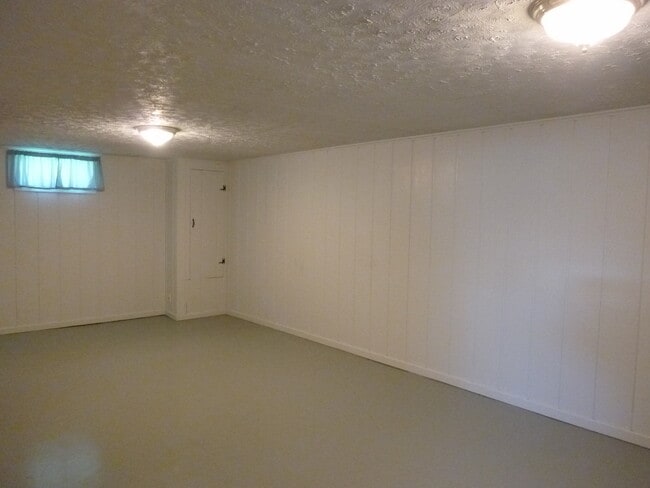 Building Photo - 1211 W Dalke Ave