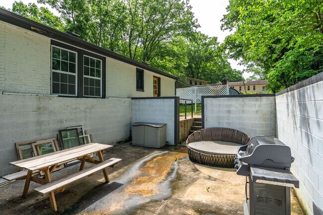 Building Photo - Amazing 3BE/2BA home in the West Meade & H...