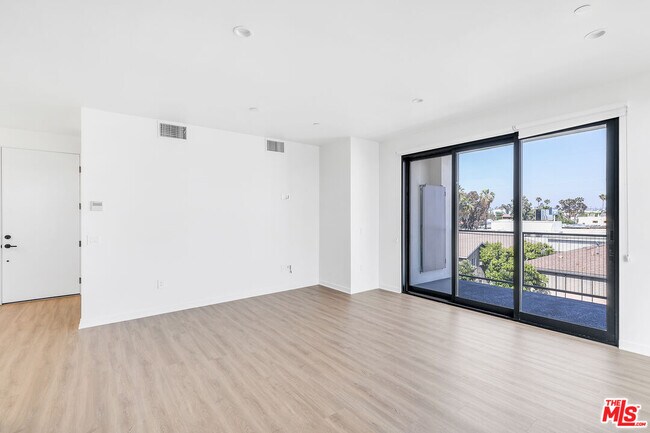 Building Photo - 747 Lillian Way