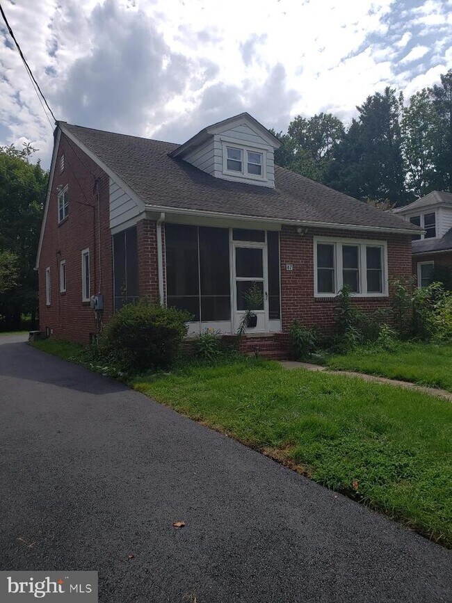 Building Photo - 87 Kells Ave