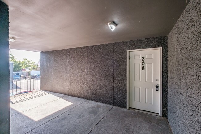 Building Photo - 208 SE 5th Ave