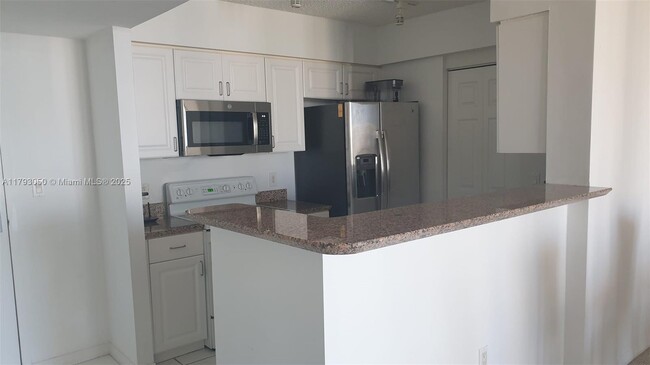 Building Photo - 1155 Brickell Bay Dr