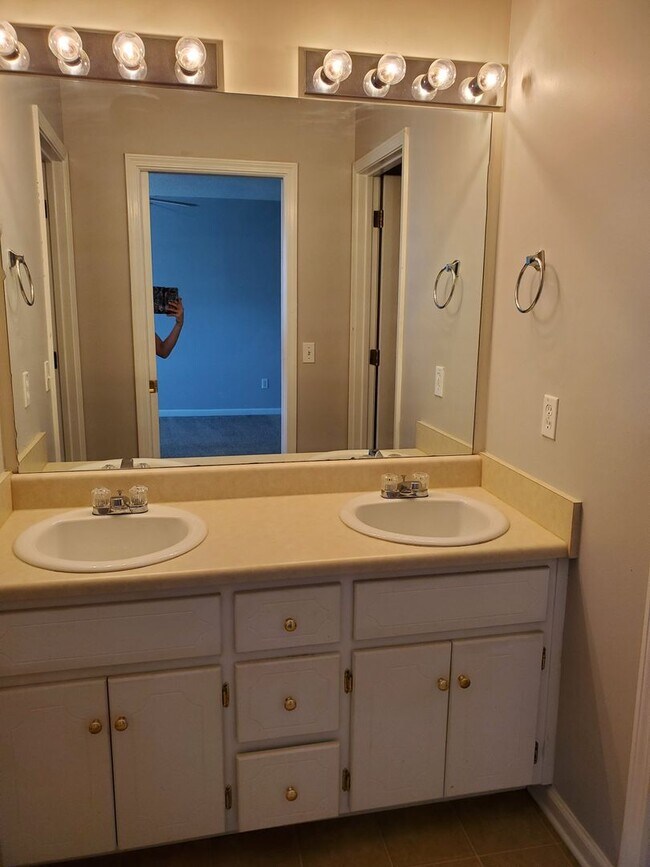 Building Photo - Dunwoody Subdivision!  Close to Ft. Novose...