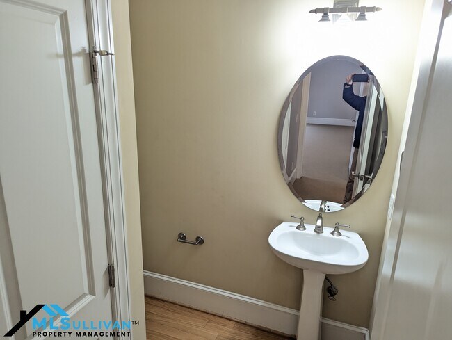 Building Photo - 401 Finsbury St