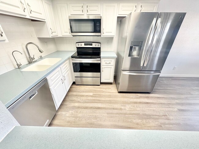 Building Photo - Don't miss this Desirable Spacious top-floor 2 bedroom condo located in Summerlin