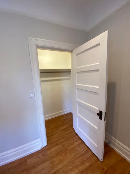 Walk-in Closet - 535 30th St