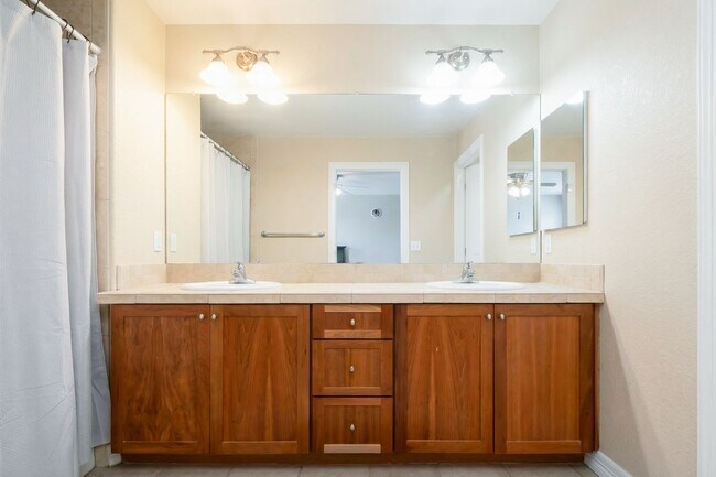 Building Photo - Exceptional 5-Bedroom Home Steps from the University of Denver