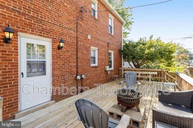 Building Photo - 530 N Nelson St