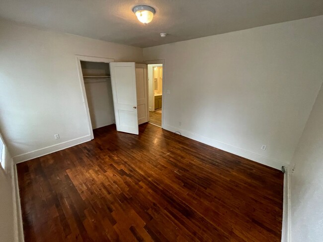 Building Photo - Cute two bedroom one bath (850 sf) home wi...