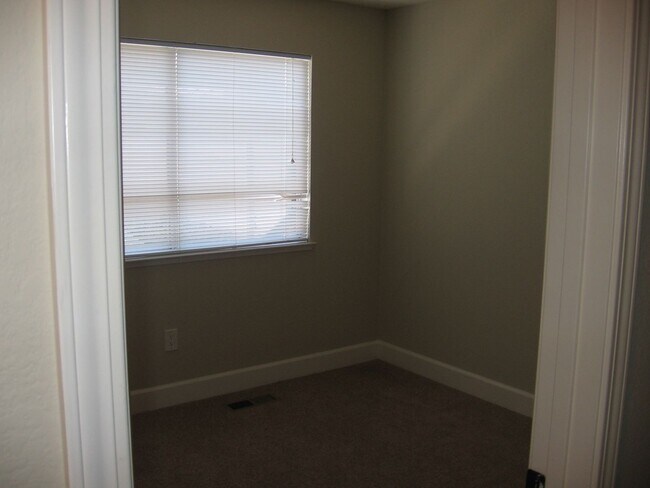 Building Photo - 2x2 unit