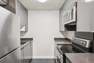 Building Photo - Pre-Lease Aug 2025 Remodeled 2 Bedroom 1 B...