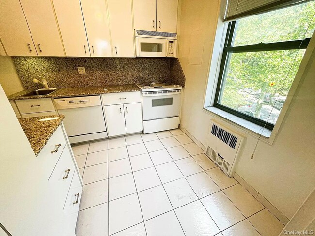 Building Photo - 100-25 Queens Blvd