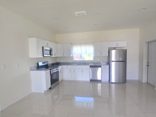 Building Photo - Must SEE- 3/2/1 single family home- South Lehigh Acres