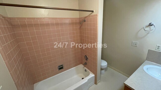 Building Photo - Beautiful 1 BD | 1 BA Apartment with a Vie...