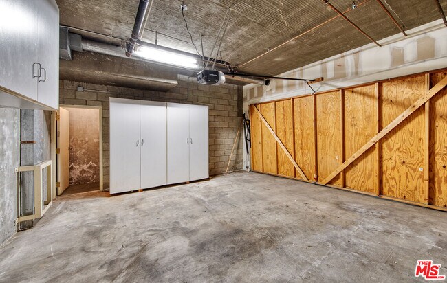 Building Photo - 2333 Oak St