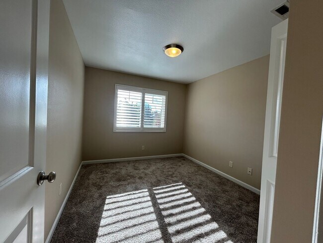 Building Photo - Gorgeous 4 Bed, 2.5 Bath Tuscany Home!