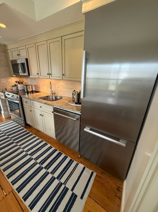 Building Photo - 2 bedroom ,1 bathroom unit at an historic ...