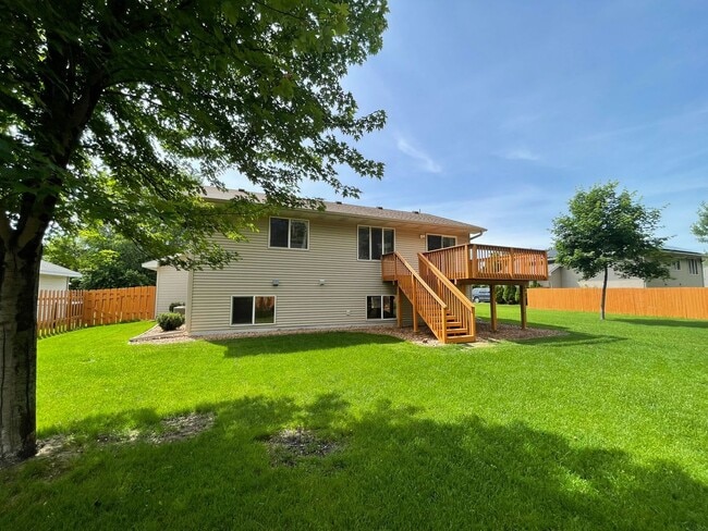 Building Photo - Sparkling Like New 3-Plus Bedroom with Vau...