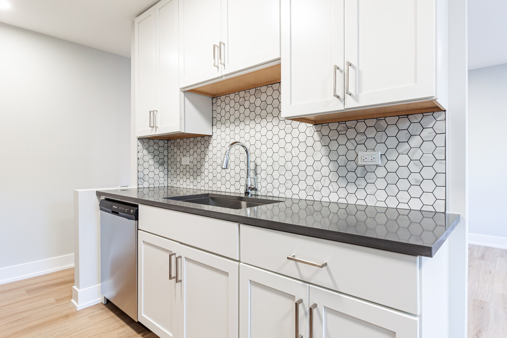 Building Photo - 520 W Aldine Ave