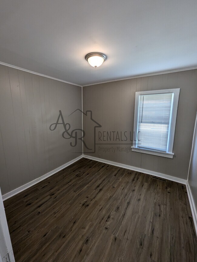 Building Photo - 908 E 8th St